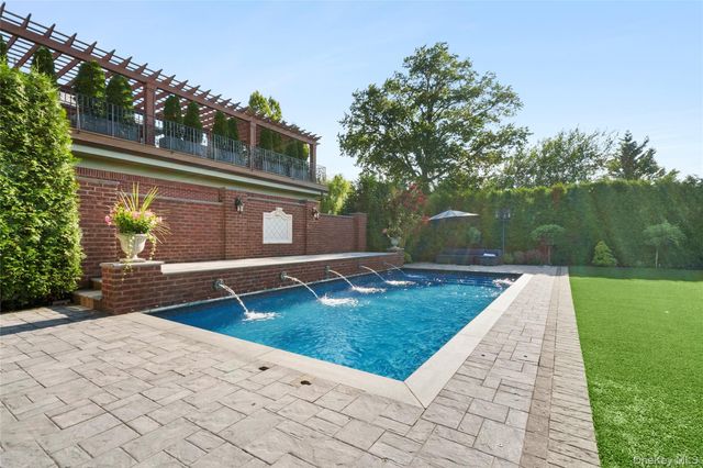18 Boulevard, Malba, NY 11357