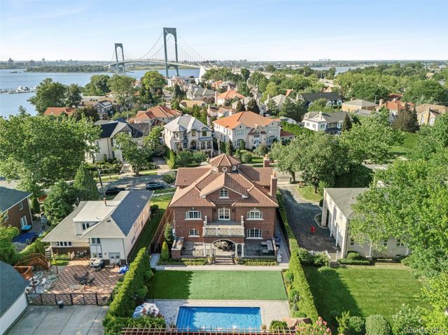 18 Boulevard, Malba, NY 11357