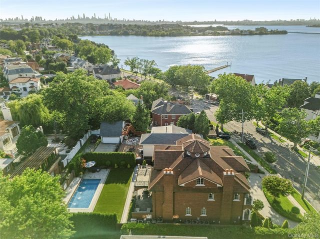 18 Boulevard, Malba, NY 11357