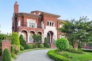 18 Boulevard, Malba, NY 11357