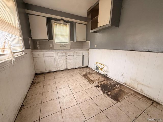 8855 Stout Street, Detroit, MI 48228