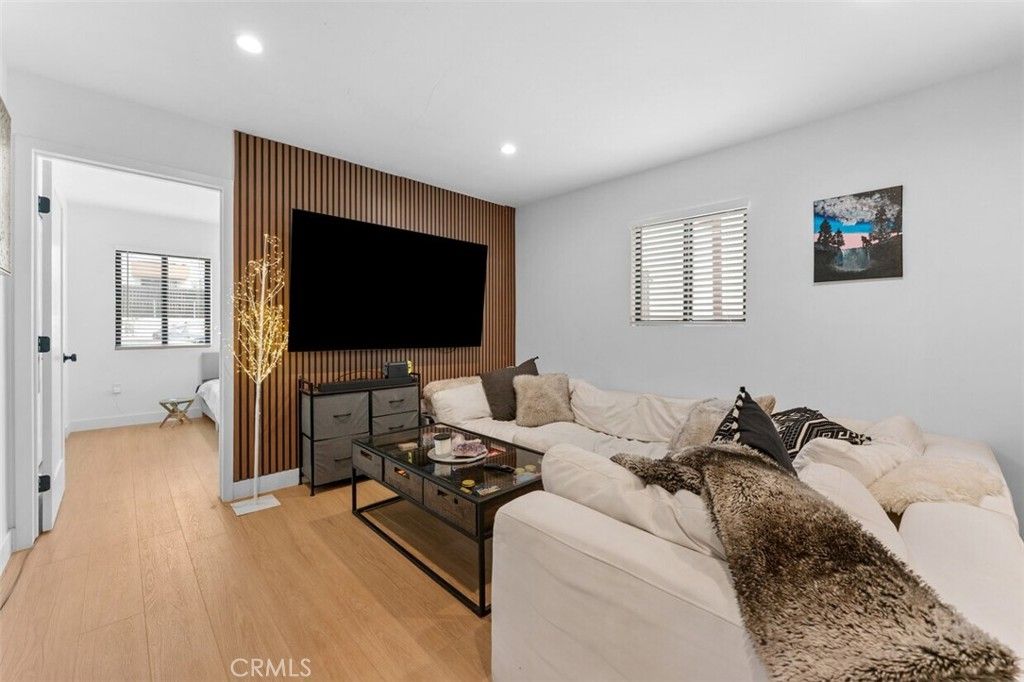 351 S Catalina Street, Los Angeles, CA 90020