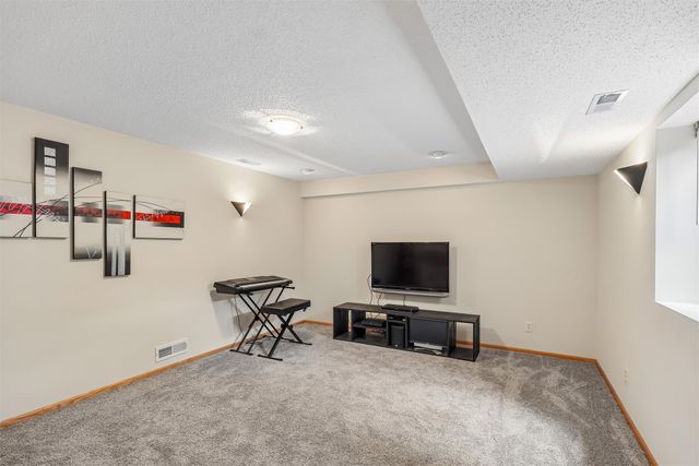 5480 Longview Court 1, Johnston, IA 50131