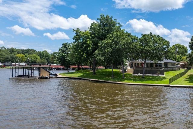 138 Redondo Drive, Gun Barrel City, TX 75156