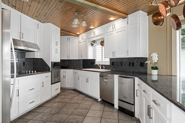 138 Redondo Drive, Gun Barrel City, TX 75156