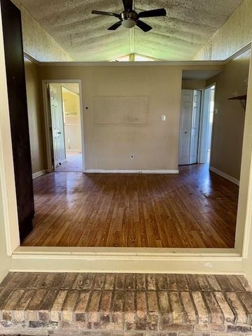 10 Tomahawk Street, Huntsville, TX 77320