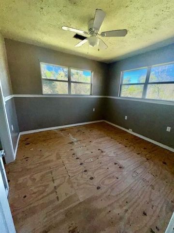 10 Tomahawk Street, Huntsville, TX 77320