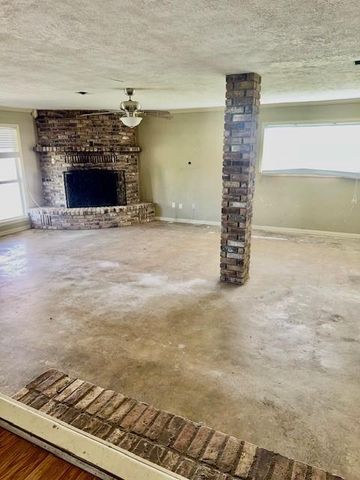 10 Tomahawk Street, Huntsville, TX 77320