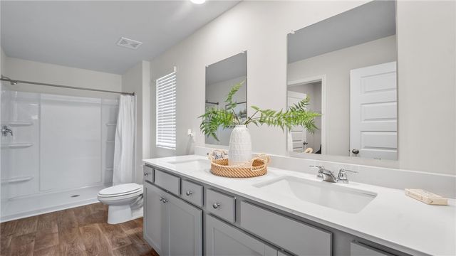 1057 Lakes Blvd, Brunswick, GA 31525