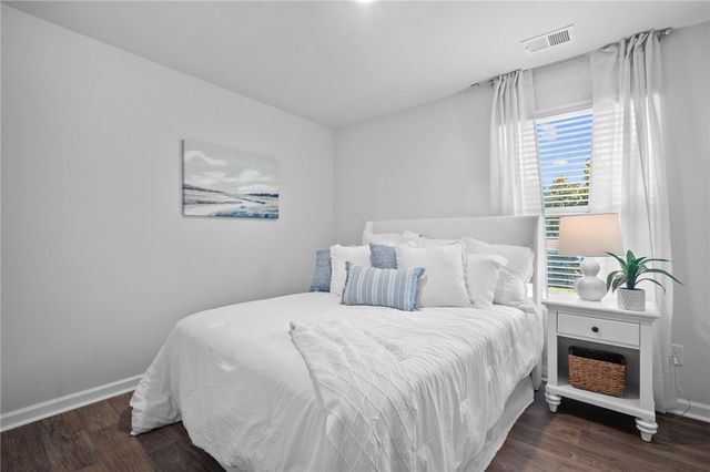 1057 Lakes Blvd, Brunswick, GA 31525