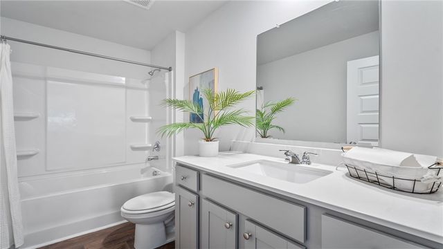 1057 Lakes Blvd, Brunswick, GA 31525