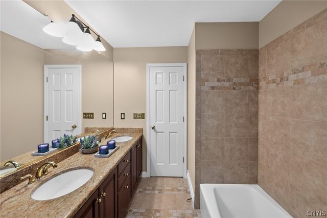 7100 Braxton Cir, Dewitt, NY 13066