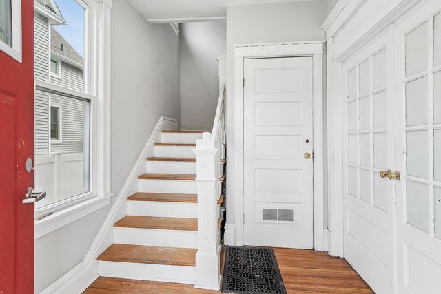 127 N West Street 2R, Wheaton, IL 60187