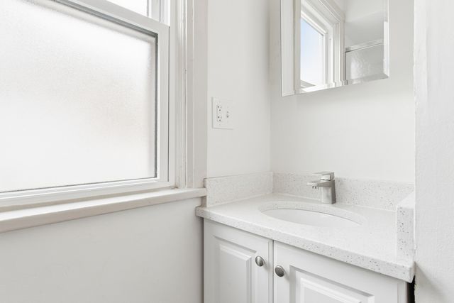 127 N West Street 2R, Wheaton, IL 60187