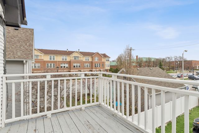 127 N West Street 2R, Wheaton, IL 60187