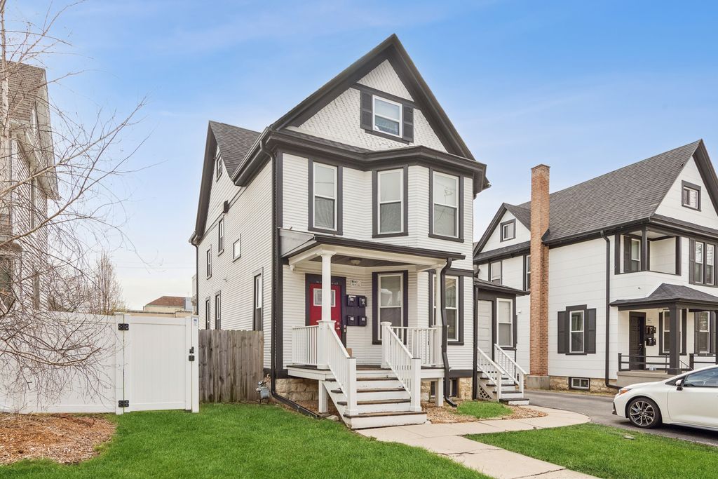 127 N West Street 2R, Wheaton, IL 60187