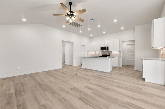 2421 Aberdeen Avenue, Wolfforth, TX 79382