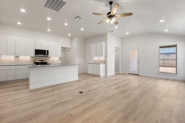 2421 Aberdeen Avenue, Wolfforth, TX 79382