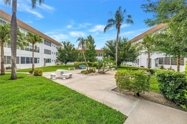 5729 13TH AVENUE N 102D, St Petersburg, FL 33710