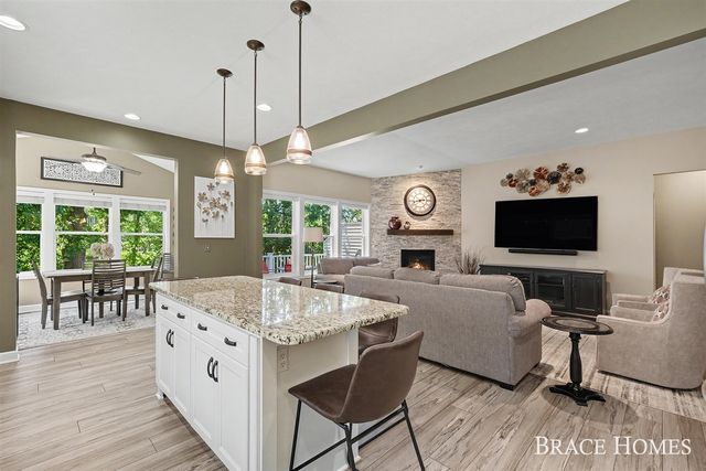 2902 Woodridge Circle, Grand Rapids, MI 49525