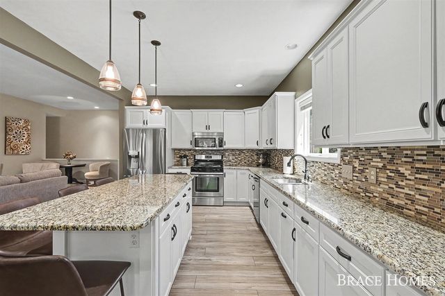 2902 Woodridge Circle, Grand Rapids, MI 49525