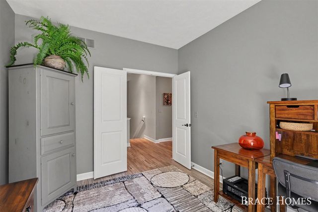 2902 Woodridge Circle, Grand Rapids, MI 49525