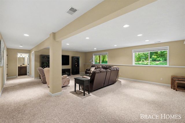 2902 Woodridge Circle, Grand Rapids, MI 49525