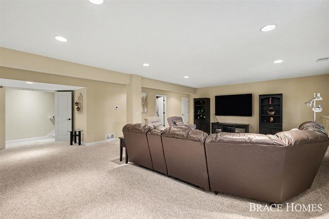 2902 Woodridge Circle, Grand Rapids, MI 49525