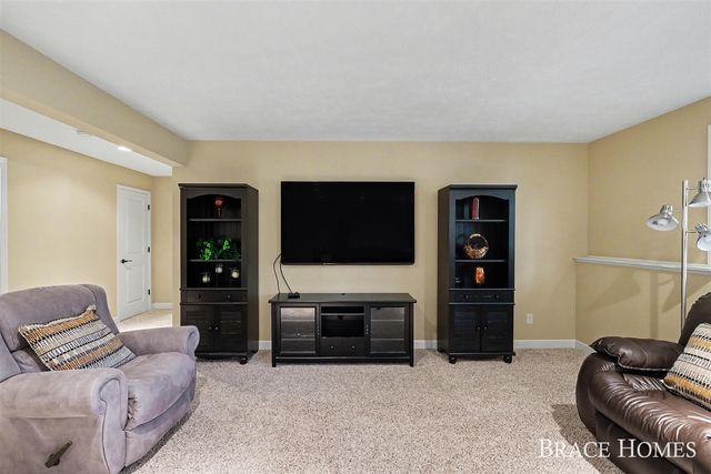 2902 Woodridge Circle, Grand Rapids, MI 49525