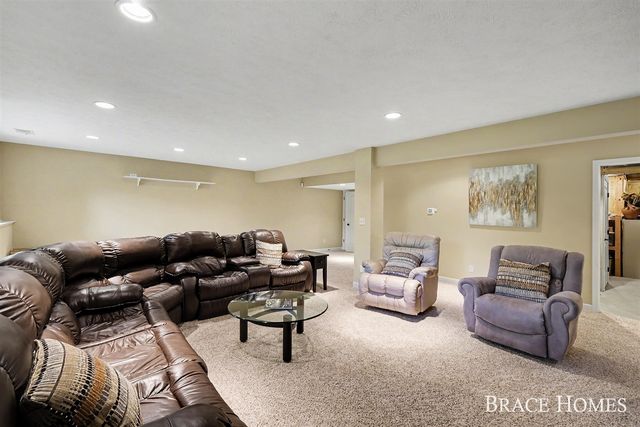 2902 Woodridge Circle, Grand Rapids, MI 49525