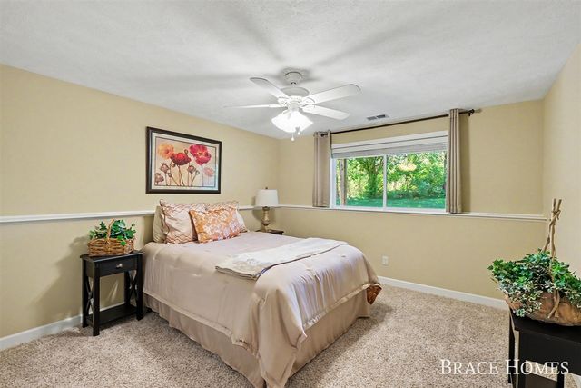 2902 Woodridge Circle, Grand Rapids, MI 49525