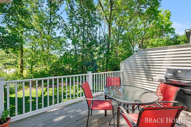 2902 Woodridge Circle, Grand Rapids, MI 49525