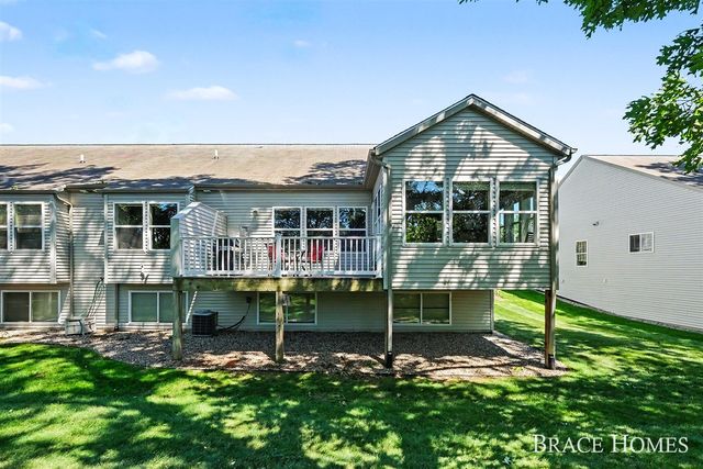 2902 Woodridge Circle, Grand Rapids, MI 49525