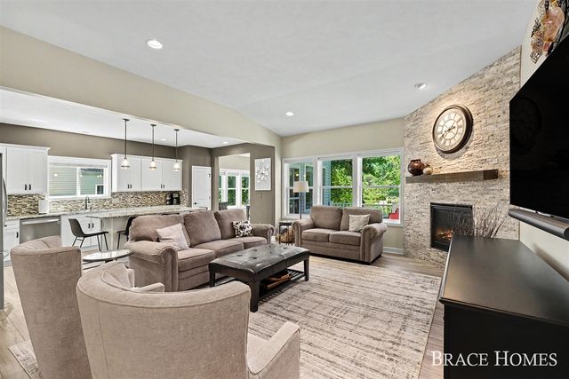 2902 Woodridge Circle, Grand Rapids, MI 49525