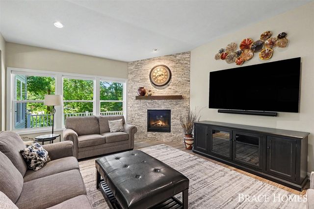 2902 Woodridge Circle, Grand Rapids, MI 49525