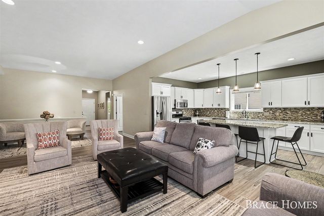 2902 Woodridge Circle, Grand Rapids, MI 49525