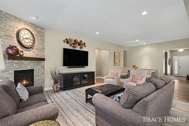 2902 Woodridge Circle, Grand Rapids, MI 49525