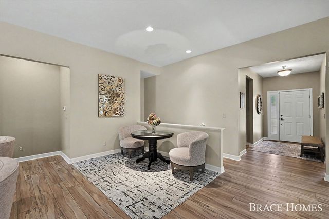 2902 Woodridge Circle, Grand Rapids, MI 49525