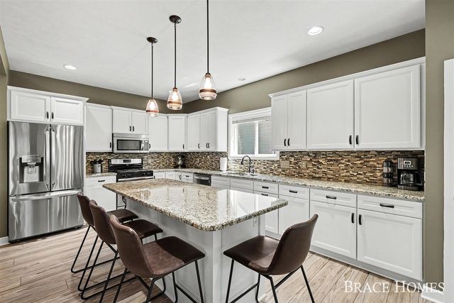 2902 Woodridge Circle, Grand Rapids, MI 49525