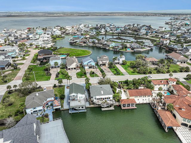 1435 Tiki Drive, Tiki Island, TX 77554