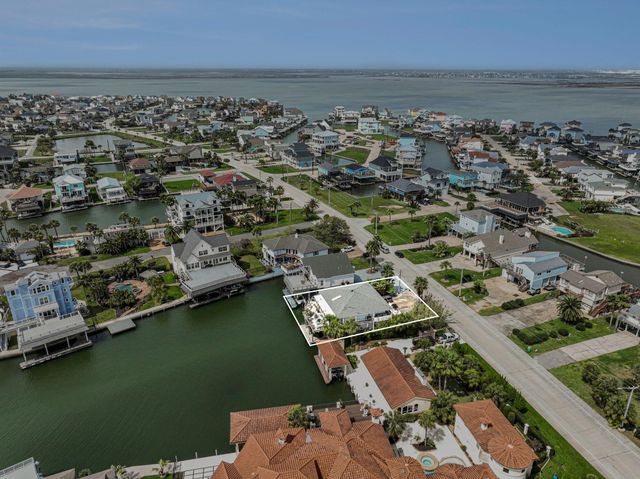 1435 Tiki Drive, Tiki Island, TX 77554