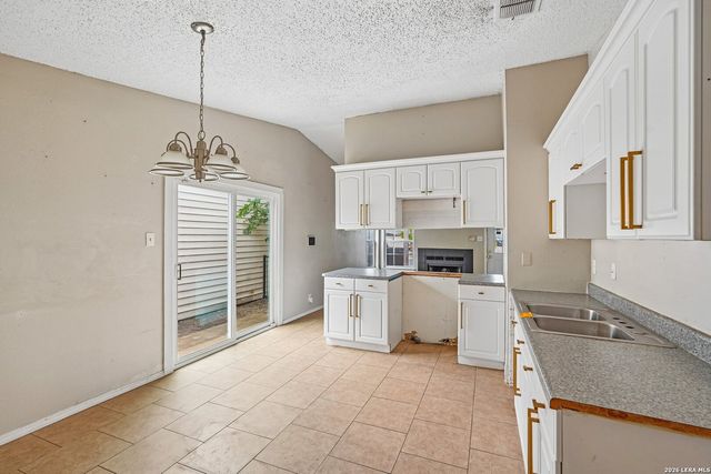 10055 Amber Field, San Antonio, TX 78245