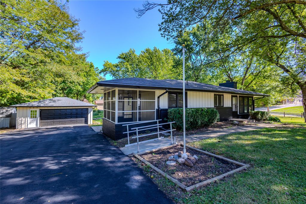 2401 Courtland Drive, Des Moines, IA 50315