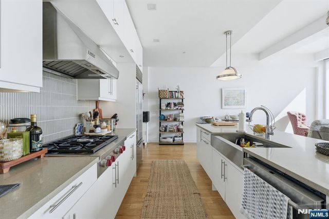 9 Somerset Lane 408, Edgewater, NJ 07020