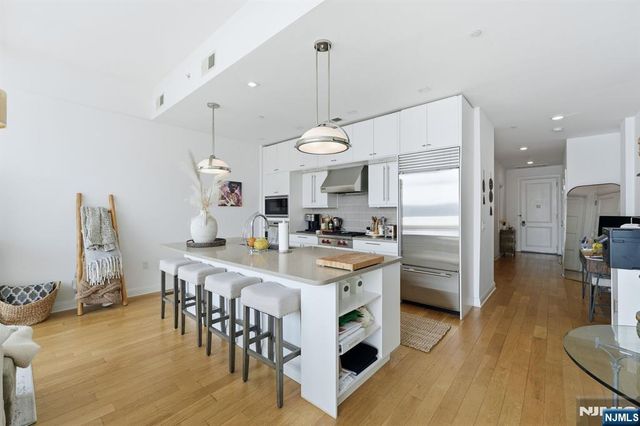 9 Somerset Lane 408, Edgewater, NJ 07020