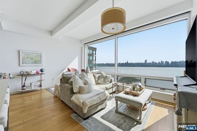 9 Somerset Lane 408, Edgewater, NJ 07020