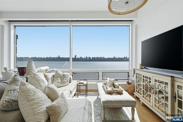 9 Somerset Lane 408, Edgewater, NJ 07020