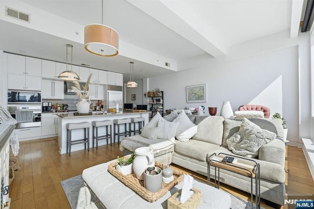 9 Somerset Lane 408, Edgewater, NJ 07020