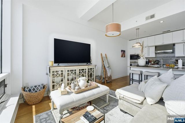 9 Somerset Lane 408, Edgewater, NJ 07020