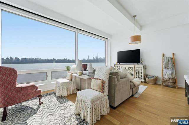 9 Somerset Lane 408, Edgewater, NJ 07020